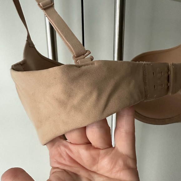 2 bras — Skims and Victoria Secret Bras - 32C - Picture 6 of 8